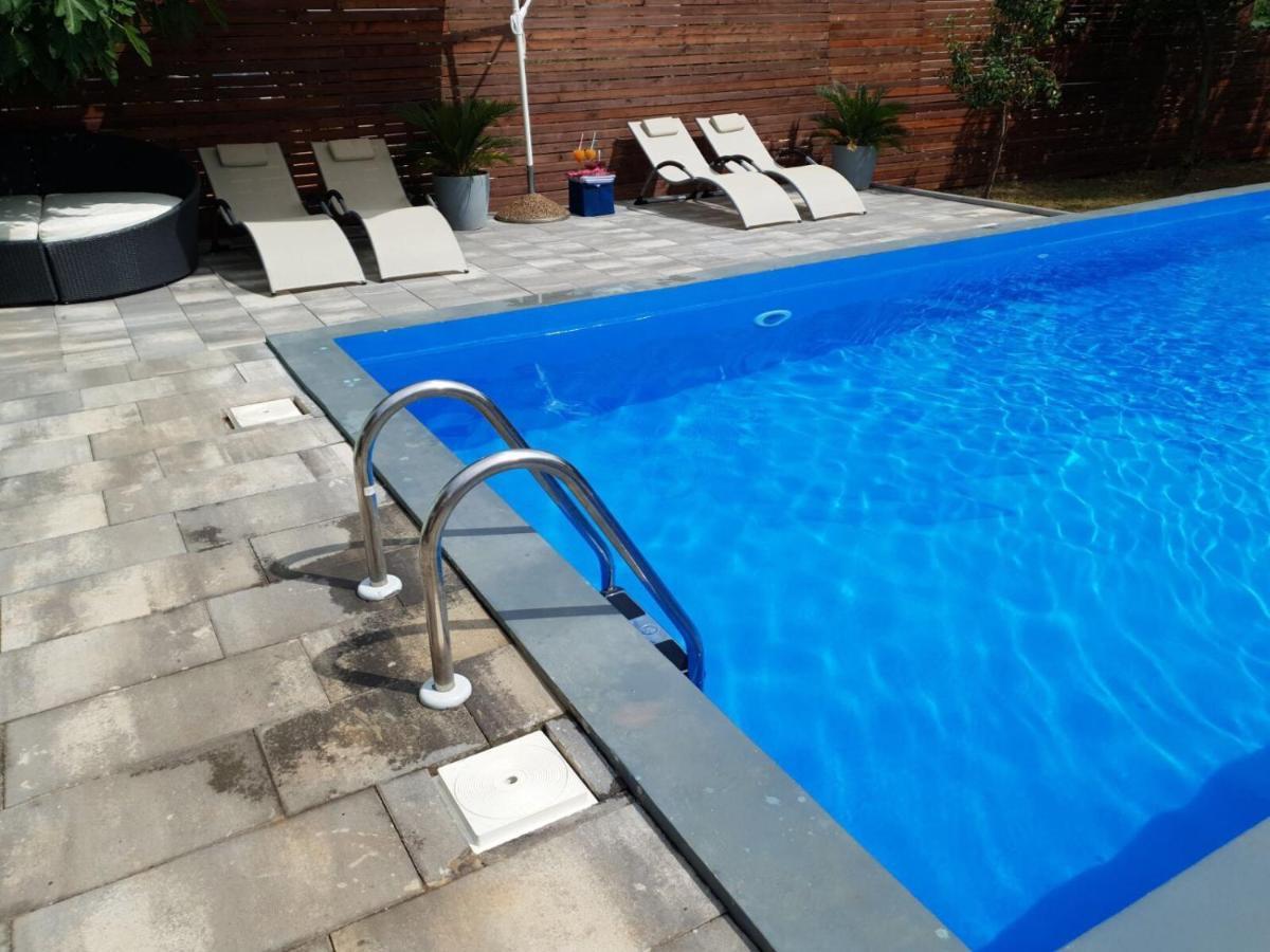 דירות Loborika Apartmans Dina And Hana Radeki Polje 50 מראה חיצוני תמונה