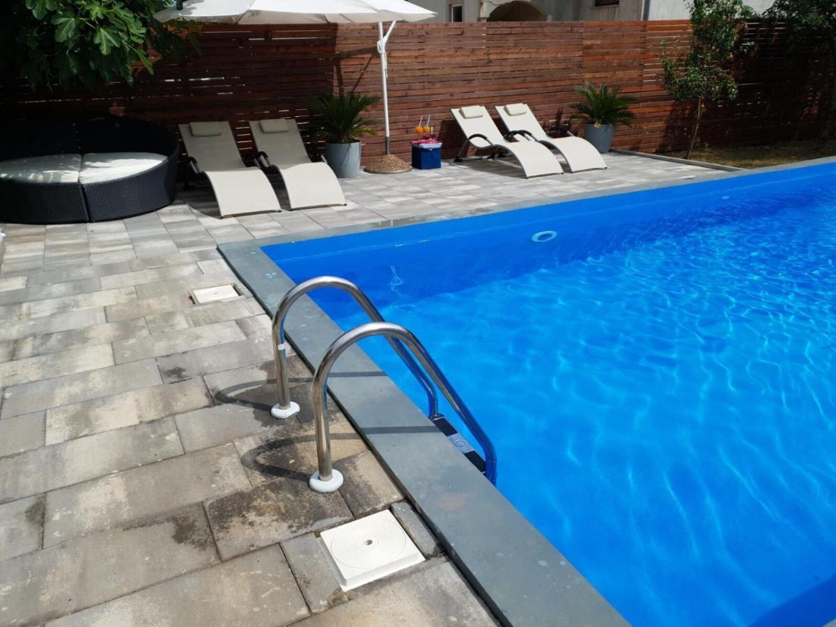 דירות Loborika Apartmans Dina And Hana Radeki Polje 50 מראה חיצוני תמונה