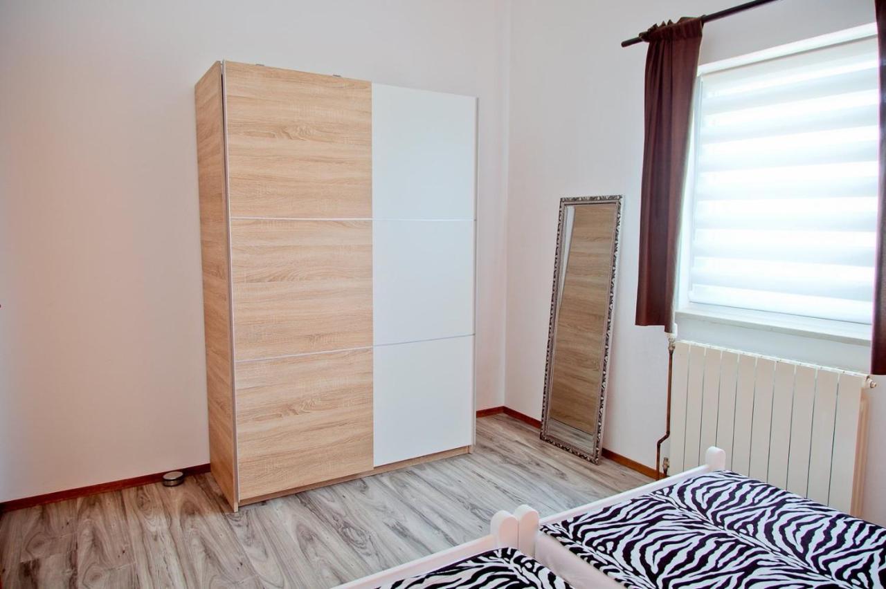 דירות Loborika Apartmans Dina And Hana Radeki Polje 50 מראה חיצוני תמונה